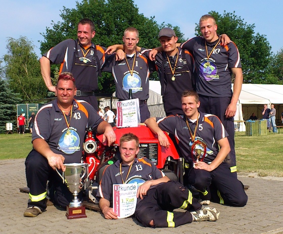 Gruppenbild der M&auml;nner + gewonnenne Pokale