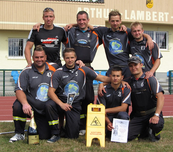Gruppenbild der M&auml;nner + gewonnenne Pokale