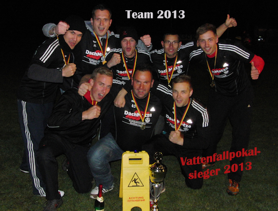 Gruppenbild der M&auml;nner + gewonnenne Pokale