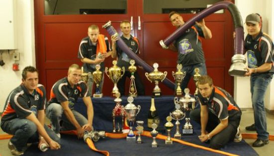 Gruppenbild der M&auml;nner + gewonnenne Pokale